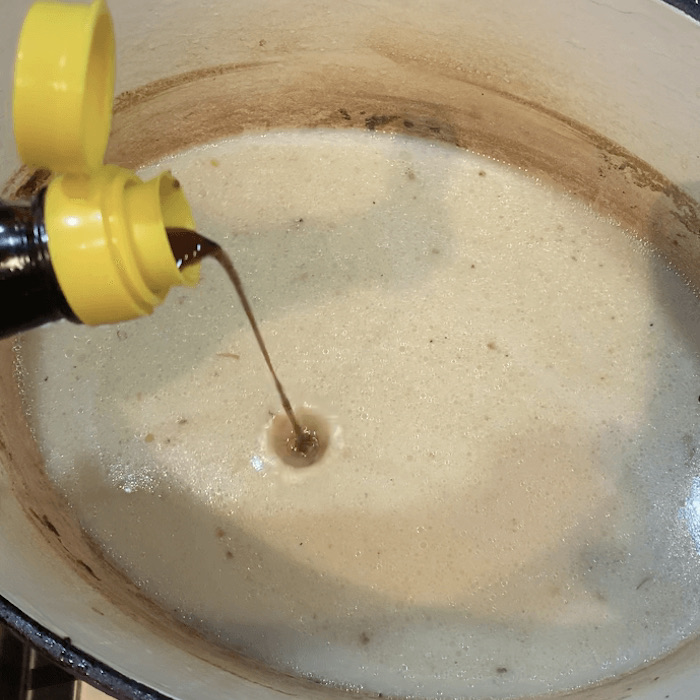 Adding soy sauce to ramen broth